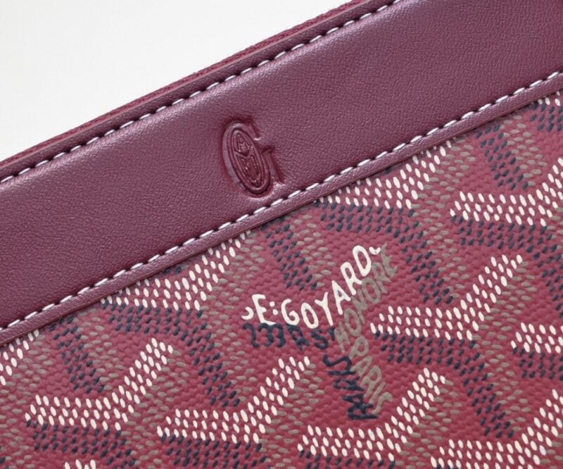 【AT2404】この高品質のオリジナル単一質のGoyard（ゴヤール）短いファスナー財布は、1853年にフランスで誕生し、約200年の歴史と伝統を受け継いでいます。生地は麻繊維と綿、大麻を混合して織り上げられ、表面に光沢のある樹脂糖型の樹脂が塗布されています。防水性に優れており、耐久性があります。