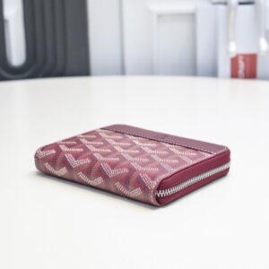 【AT2404】この高品質のオリジナル単一質のGoyard（ゴヤール）短いファスナー財布は、1853年にフランスで誕生し、約200年の歴史と伝統を受け継いでいます。生地は麻繊維と綿、大麻を混合して織り上げられ、表面に光沢のある樹脂糖型の樹脂が塗布されています。防水性に優れており、耐久性があります。
