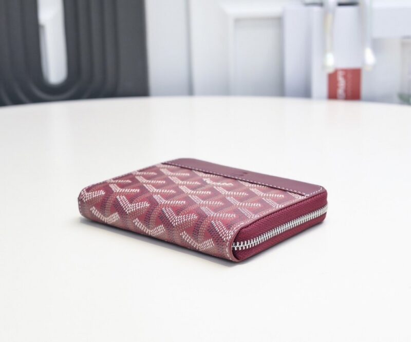 【AT2404】この高品質のオリジナル単一質のGoyard（ゴヤール）短いファスナー財布は、1853年にフランスで誕生し、約200年の歴史と伝統を受け継いでいます。生地は麻繊維と綿、大麻を混合して織り上げられ、表面に光沢のある樹脂糖型の樹脂が塗布されています。防水性に優れており、耐久性があります。