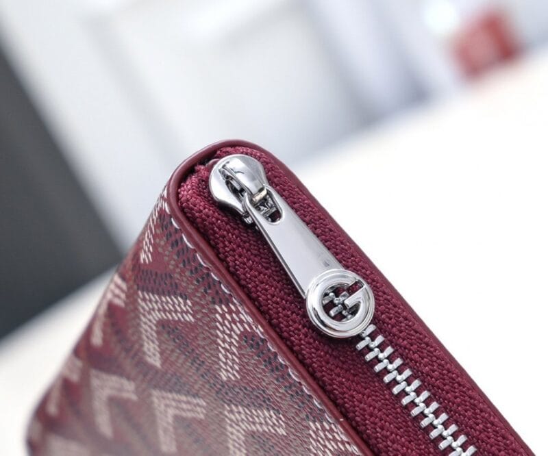 【AT2404】この高品質のオリジナル単一質のGoyard（ゴヤール）短いファスナー財布は、1853年にフランスで誕生し、約200年の歴史と伝統を受け継いでいます。生地は麻繊維と綿、大麻を混合して織り上げられ、表面に光沢のある樹脂糖型の樹脂が塗布されています。防水性に優れており、耐久性があります。