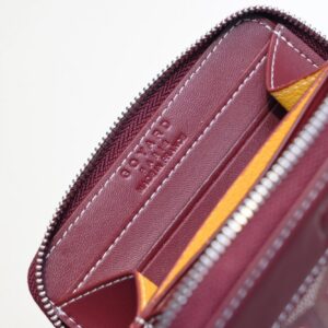 【AT2404】この高品質のオリジナル単一質のGoyard（ゴヤール）短いファスナー財布は、1853年にフランスで誕生し、約200年の歴史と伝統を受け継いでいます。生地は麻繊維と綿、大麻を混合して織り上げられ、表面に光沢のある樹脂糖型の樹脂が塗布されています。防水性に優れており、耐久性があります。