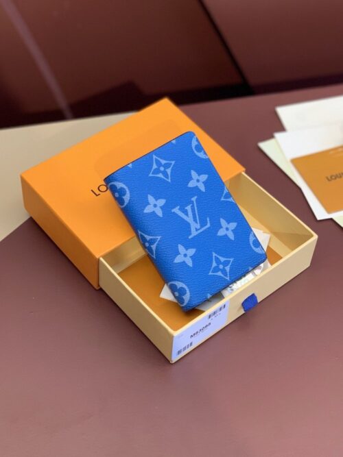 【AT2428】LV Taïgaramaシリーズから特別なポケットウォレットが登場しました。TaïgaレザーとMonogram Eclipseキャンバスが細身の外観を作り出し、内側のポケットやカードスロットには紙幣や領収書を収納することができます。さらに、ポケットやハンドバッグに簡単に収納することも可能です。