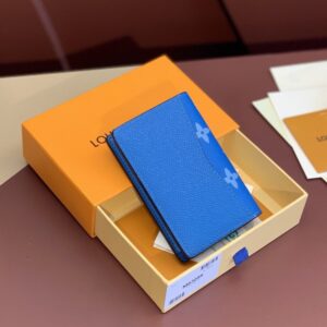 【AT2428】LV Taïgaramaシリーズから特別なポケットウォレットが登場しました。TaïgaレザーとMonogram Eclipseキャンバスが細身の外観を作り出し、内側のポケットやカードスロットには紙幣や領収書を収納することができます。さらに、ポケットやハンドバッグに簡単に収納することも可能です。
