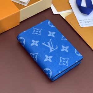 【AT2428】LV Taïgaramaシリーズから特別なポケットウォレットが登場しました。TaïgaレザーとMonogram Eclipseキャンバスが細身の外観を作り出し、内側のポケットやカードスロットには紙幣や領収書を収納することができます。さらに、ポケットやハンドバッグに簡単に収納することも可能です。