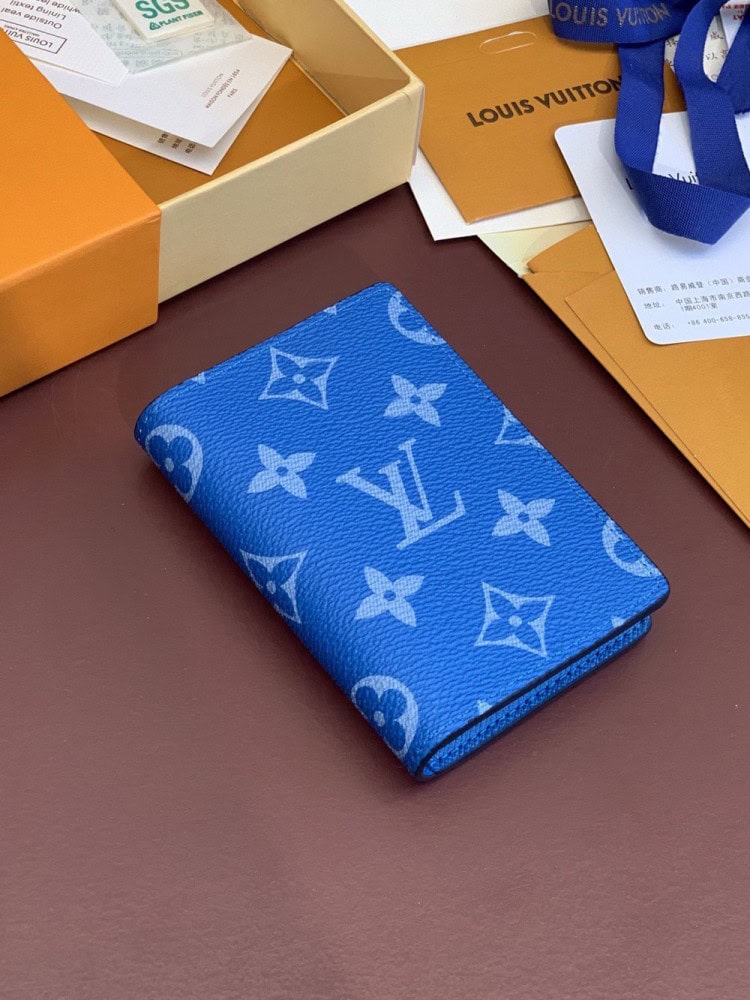 【AT2428】LV Taïgaramaシリーズから特別なポケットウォレットが登場しました。TaïgaレザーとMonogram Eclipseキャンバスが細身の外観を作り出し、内側のポケットやカードスロットには紙幣や領収書を収納することができます。さらに、ポケットやハンドバッグに簡単に収納することも可能です。