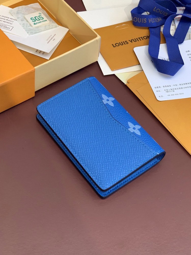【AT2428】LV Taïgaramaシリーズから特別なポケットウォレットが登場しました。TaïgaレザーとMonogram Eclipseキャンバスが細身の外観を作り出し、内側のポケットやカードスロットには紙幣や領収書を収納することができます。さらに、ポケットやハンドバッグに簡単に収納することも可能です。