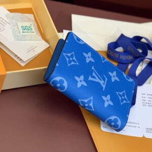 【AT2428】LV Taïgaramaシリーズから特別なポケットウォレットが登場しました。TaïgaレザーとMonogram Eclipseキャンバスが細身の外観を作り出し、内側のポケットやカードスロットには紙幣や領収書を収納することができます。さらに、ポケットやハンドバッグに簡単に収納することも可能です。