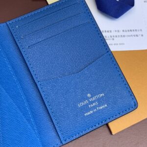 【AT2428】LV Taïgaramaシリーズから特別なポケットウォレットが登場しました。TaïgaレザーとMonogram Eclipseキャンバスが細身の外観を作り出し、内側のポケットやカードスロットには紙幣や領収書を収納することができます。さらに、ポケットやハンドバッグに簡単に収納することも可能です。