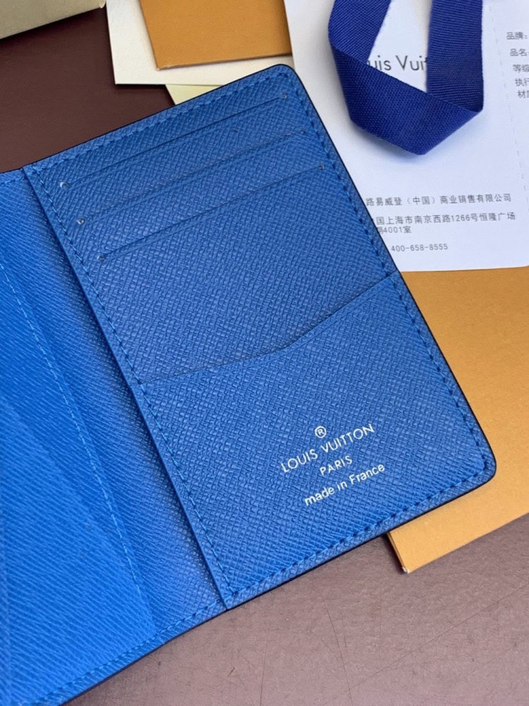 【AT2428】LV Taïgaramaシリーズから特別なポケットウォレットが登場しました。TaïgaレザーとMonogram Eclipseキャンバスが細身の外観を作り出し、内側のポケットやカードスロットには紙幣や領収書を収納することができます。さらに、ポケットやハンドバッグに簡単に収納することも可能です。