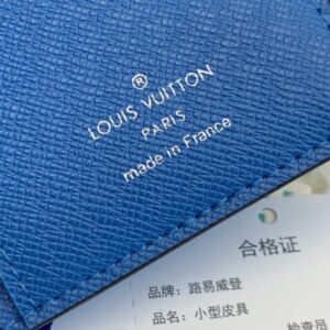 【AT2428】LV Taïgaramaシリーズから特別なポケットウォレットが登場しました。TaïgaレザーとMonogram Eclipseキャンバスが細身の外観を作り出し、内側のポケットやカードスロットには紙幣や領収書を収納することができます。さらに、ポケットやハンドバッグに簡単に収納することも可能です。