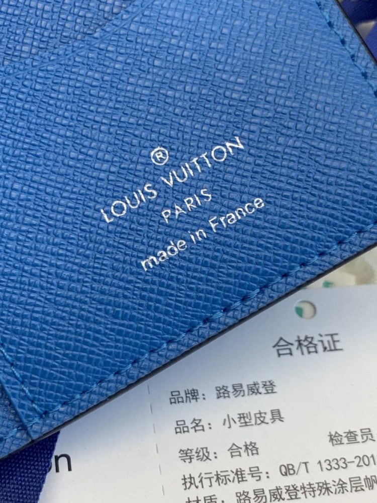 【AT2428】LV Taïgaramaシリーズから特別なポケットウォレットが登場しました。TaïgaレザーとMonogram Eclipseキャンバスが細身の外観を作り出し、内側のポケットやカードスロットには紙幣や領収書を収納することができます。さらに、ポケットやハンドバッグに簡単に収納することも可能です。