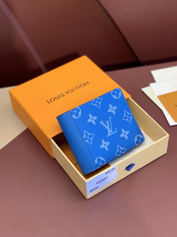 【AT2429】LV マルチプルウォレットは、Taïgaramaコレクションのモダンな理念を表現し、TaïgaレザーとMonogram Eclipseキャンバスの融合を特徴とするコンパクトなデザインです。多くのポケットに簡単に収納できるように設計されており、札入れやカードスロットが内部に備わっています。