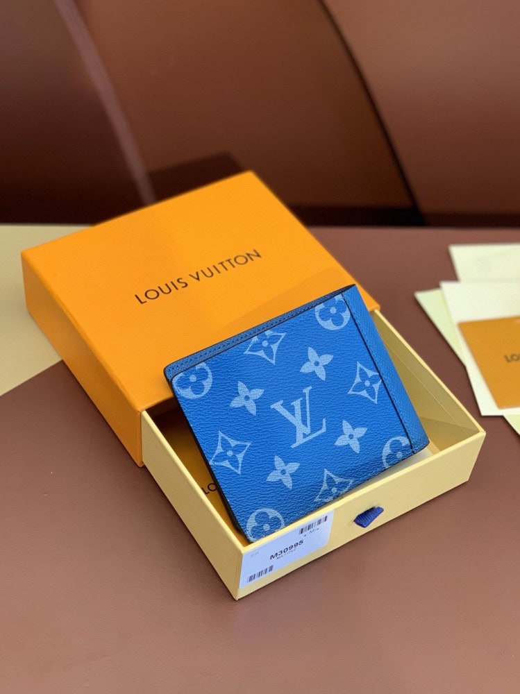 【AT2429】LV マルチプルウォレットは、Taïgaramaコレクションのモダンな理念を表現し、TaïgaレザーとMonogram Eclipseキャンバスの融合を特徴とするコンパクトなデザインです。多くのポケットに簡単に収納できるように設計されており、札入れやカードスロットが内部に備わっています。