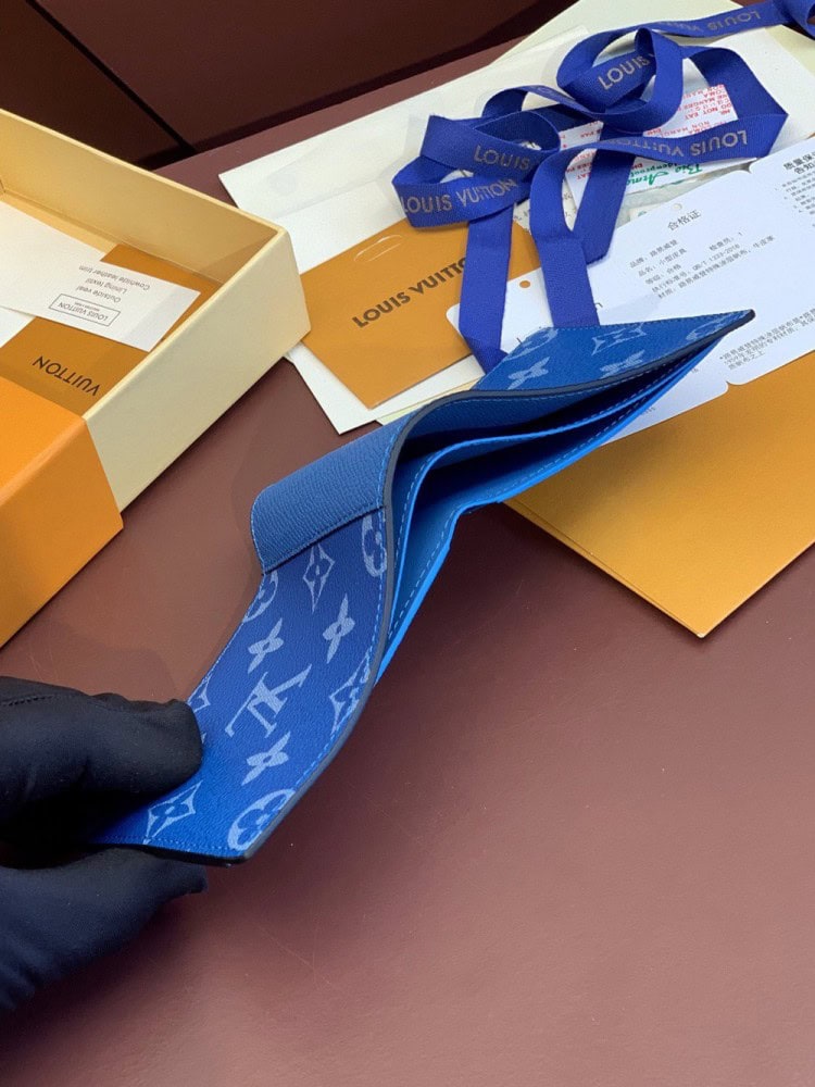 【AT2429】LV マルチプルウォレットは、Taïgaramaコレクションのモダンな理念を表現し、TaïgaレザーとMonogram Eclipseキャンバスの融合を特徴とするコンパクトなデザインです。多くのポケットに簡単に収納できるように設計されており、札入れやカードスロットが内部に備わっています。