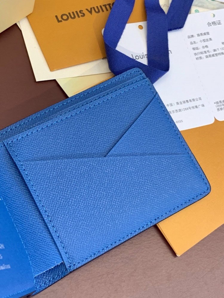【AT2429】LV マルチプルウォレットは、Taïgaramaコレクションのモダンな理念を表現し、TaïgaレザーとMonogram Eclipseキャンバスの融合を特徴とするコンパクトなデザインです。多くのポケットに簡単に収納できるように設計されており、札入れやカードスロットが内部に備わっています。
