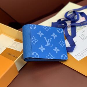 【AT2429】LV マルチプルウォレットは、Taïgaramaコレクションのモダンな理念を表現し、TaïgaレザーとMonogram Eclipseキャンバスの融合を特徴とするコンパクトなデザインです。多くのポケットに簡単に収納できるように設計されており、札入れやカードスロットが内部に備わっています。