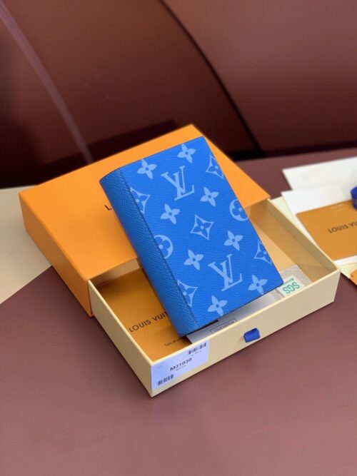 【AT2430】LV パスポートケースは、洗練されたスタイルと実用的なディテールをコーディネートした Taïgarama シリーズのテーマを表現しており、クラシックなモノグラムキャンバスとTaïga型押し牛革に目を引く新色が施されています。カードスロットやポケットには、領収書などの小さなアイテムを簡単に収納できます。