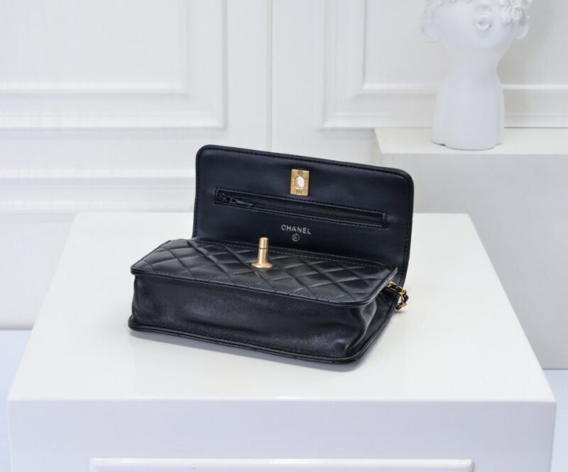 【AT2431】Chanel 🎶のチェーン付き財布WOC。このバッグは非常に実用的で、必須アイテムです。