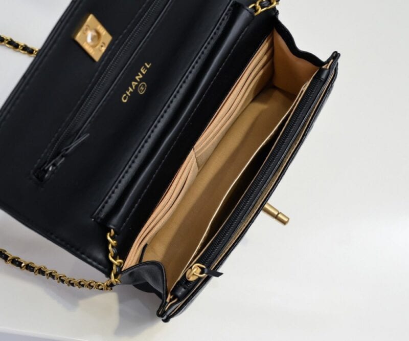 【AT2431】Chanel 🎶のチェーン付き財布WOC。このバッグは非常に実用的で、必須アイテムです。