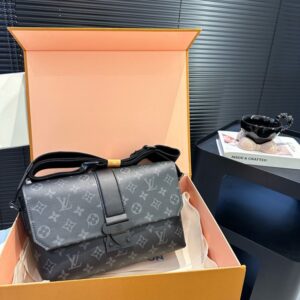 【AT2432】LV S-Capeブラックフラワープラクティカル＆クール2023新作LVブラックサムライメッセンジャーバッグ冬のMonogramシリーズ。ブラックフラワーの磁気クロージャーで、日常の外出や通勤に最適です。クラシックなバッグよりもはるかに優れています！手放せない新作。