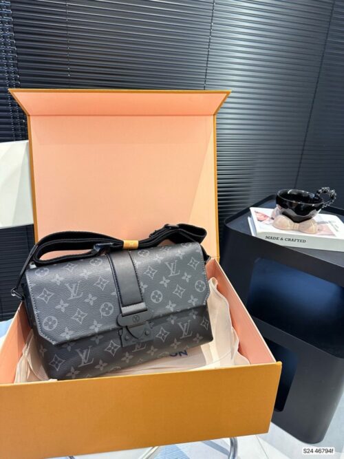 【AT2432】LV S-Capeブラックフラワープラクティカル＆クール2023新作LVブラックサムライメッセンジャーバッグ冬のMonogramシリーズ。ブラックフラワーの磁気クロージャーで、日常の外出や通勤に最適です。クラシックなバッグよりもはるかに優れています！手放せない新作。