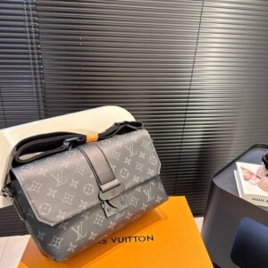 【AT2432】LV S-Capeブラックフラワープラクティカル＆クール2023新作LVブラックサムライメッセンジャーバッグ冬のMonogramシリーズ。ブラックフラワーの磁気クロージャーで、日常の外出や通勤に最適です。クラシックなバッグよりもはるかに優れています！手放せない新作。