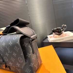 【AT2432】LV S-Capeブラックフラワープラクティカル＆クール2023新作LVブラックサムライメッセンジャーバッグ冬のMonogramシリーズ。ブラックフラワーの磁気クロージャーで、日常の外出や通勤に最適です。クラシックなバッグよりもはるかに優れています！手放せない新作。