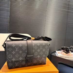 【AT2432】LV S-Capeブラックフラワープラクティカル＆クール2023新作LVブラックサムライメッセンジャーバッグ冬のMonogramシリーズ。ブラックフラワーの磁気クロージャーで、日常の外出や通勤に最適です。クラシックなバッグよりもはるかに優れています！手放せない新作。