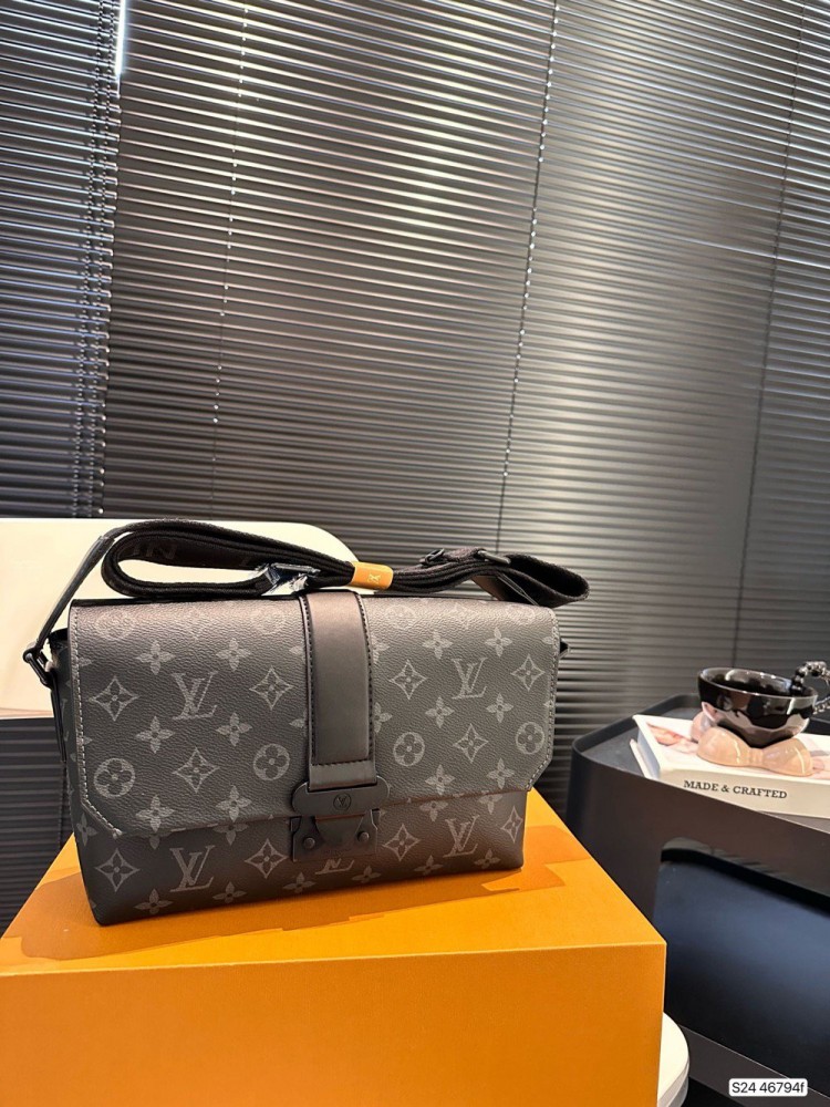 【AT2432】LV S-Capeブラックフラワープラクティカル＆クール2023新作LVブラックサムライメッセンジャーバッグ冬のMonogramシリーズ。ブラックフラワーの磁気クロージャーで、日常の外出や通勤に最適です。クラシックなバッグよりもはるかに優れています！手放せない新作。