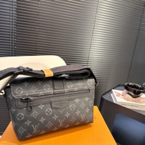 【AT2432】LV S-Capeブラックフラワープラクティカル＆クール2023新作LVブラックサムライメッセンジャーバッグ冬のMonogramシリーズ。ブラックフラワーの磁気クロージャーで、日常の外出や通勤に最適です。クラシックなバッグよりもはるかに優れています！手放せない新作。