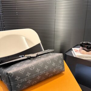 【AT2432】LV S-Capeブラックフラワープラクティカル＆クール2023新作LVブラックサムライメッセンジャーバッグ冬のMonogramシリーズ。ブラックフラワーの磁気クロージャーで、日常の外出や通勤に最適です。クラシックなバッグよりもはるかに優れています！手放せない新作。