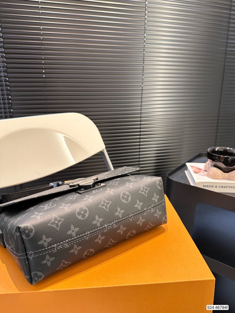 【AT2432】LV S-Capeブラックフラワープラクティカル＆クール2023新作LVブラックサムライメッセンジャーバッグ冬のMonogramシリーズ。ブラックフラワーの磁気クロージャーで、日常の外出や通勤に最適です。クラシックなバッグよりもはるかに優れています！手放せない新作。