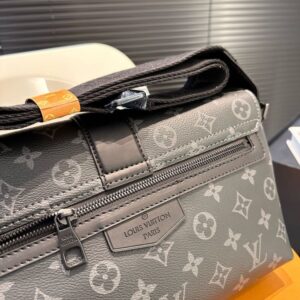 【AT2432】LV S-Capeブラックフラワープラクティカル＆クール2023新作LVブラックサムライメッセンジャーバッグ冬のMonogramシリーズ。ブラックフラワーの磁気クロージャーで、日常の外出や通勤に最適です。クラシックなバッグよりもはるかに優れています！手放せない新作。