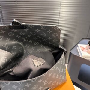 【AT2432】LV S-Capeブラックフラワープラクティカル＆クール2023新作LVブラックサムライメッセンジャーバッグ冬のMonogramシリーズ。ブラックフラワーの磁気クロージャーで、日常の外出や通勤に最適です。クラシックなバッグよりもはるかに優れています！手放せない新作。