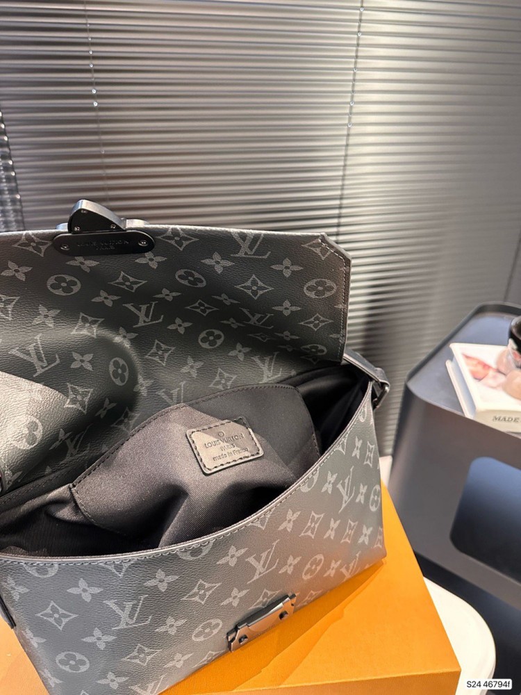 【AT2432】LV S-Capeブラックフラワープラクティカル＆クール2023新作LVブラックサムライメッセンジャーバッグ冬のMonogramシリーズ。ブラックフラワーの磁気クロージャーで、日常の外出や通勤に最適です。クラシックなバッグよりもはるかに優れています！手放せない新作。
