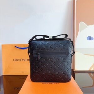 【AT2433】LV エンボス加工斜め掛けカメラバッグ。本革。ギフトボックス付き🎁 男性用バッグが到着しました〜