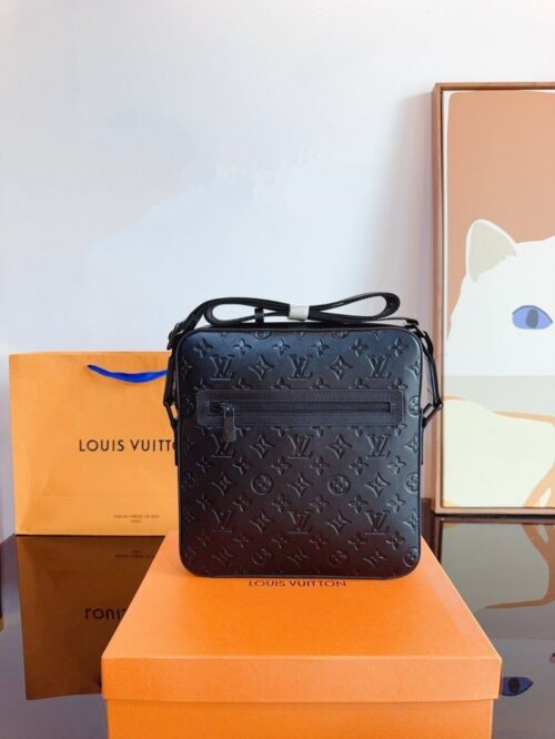 【AT2433】LV エンボス加工斜め掛けカメラバッグ。本革。ギフトボックス付き🎁 男性用バッグが到着しました〜