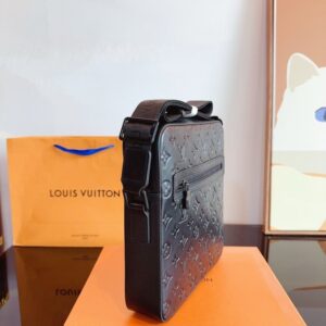 【AT2433】LV エンボス加工斜め掛けカメラバッグ。本革。ギフトボックス付き🎁 男性用バッグが到着しました〜