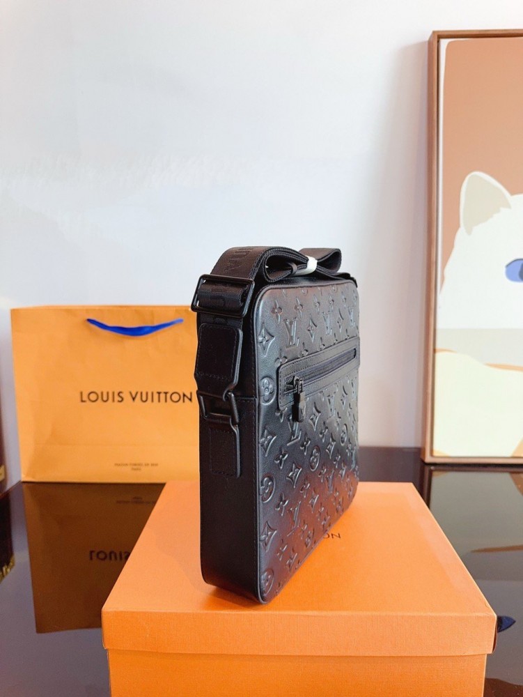 【AT2433】LV エンボス加工斜め掛けカメラバッグ。本革。ギフトボックス付き🎁 男性用バッグが到着しました〜