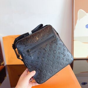 【AT2433】LV エンボス加工斜め掛けカメラバッグ。本革。ギフトボックス付き🎁 男性用バッグが到着しました〜