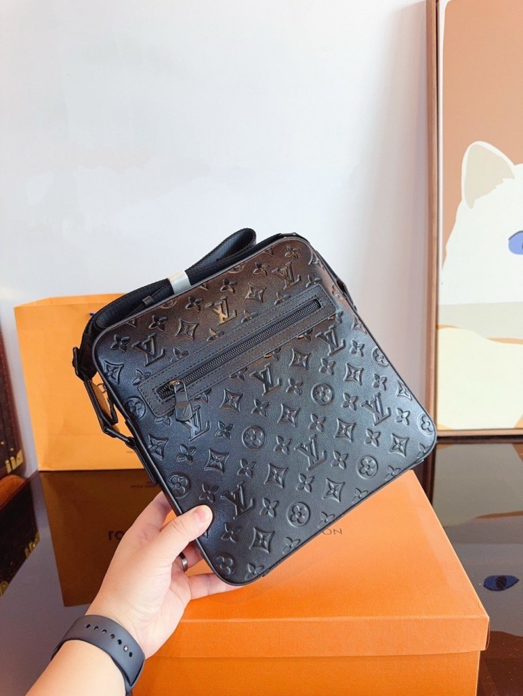 【AT2433】LV エンボス加工斜め掛けカメラバッグ。本革。ギフトボックス付き🎁 男性用バッグが到着しました〜