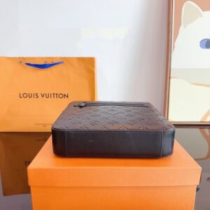【AT2433】LV エンボス加工斜め掛けカメラバッグ。本革。ギフトボックス付き🎁 男性用バッグが到着しました〜