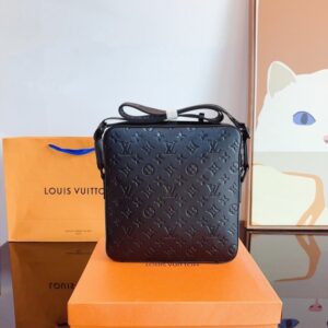 【AT2433】LV エンボス加工斜め掛けカメラバッグ。本革。ギフトボックス付き🎁 男性用バッグが到着しました〜