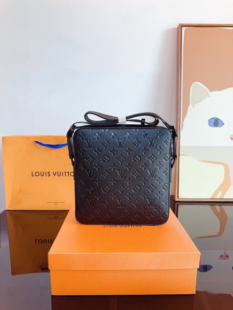 【AT2433】LV エンボス加工斜め掛けカメラバッグ。本革。ギフトボックス付き🎁 男性用バッグが到着しました〜