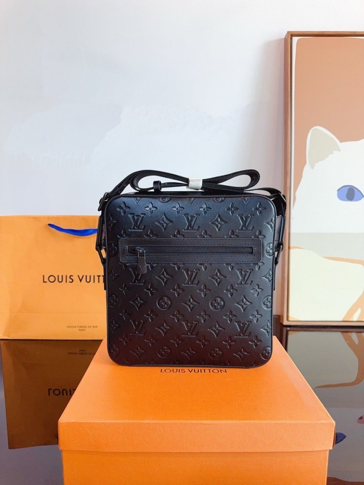 【AT2433】LV エンボス加工斜め掛けカメラバッグ。本革。ギフトボックス付き🎁 男性用バッグが到着しました〜