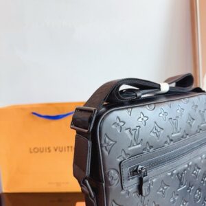 【AT2433】LV エンボス加工斜め掛けカメラバッグ。本革。ギフトボックス付き🎁 男性用バッグが到着しました〜