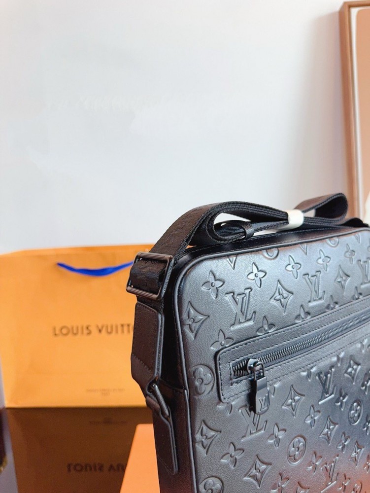 【AT2433】LV エンボス加工斜め掛けカメラバッグ。本革。ギフトボックス付き🎁 男性用バッグが到着しました〜