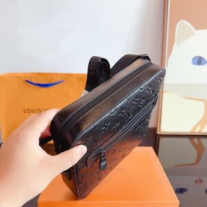 【AT2433】LV エンボス加工斜め掛けカメラバッグ。本革。ギフトボックス付き🎁 男性用バッグが到着しました〜