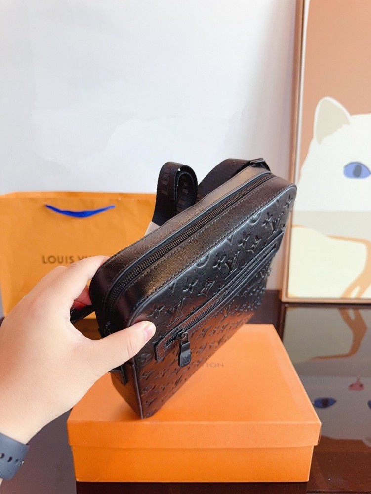 【AT2433】LV エンボス加工斜め掛けカメラバッグ。本革。ギフトボックス付き🎁 男性用バッグが到着しました〜