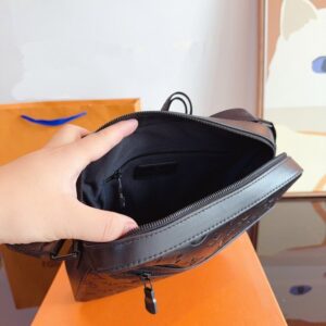 【AT2433】LV エンボス加工斜め掛けカメラバッグ。本革。ギフトボックス付き🎁 男性用バッグが到着しました〜